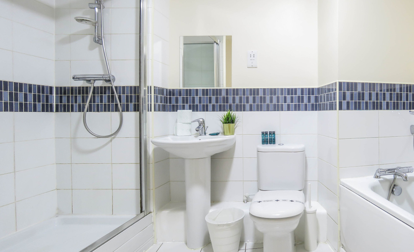 Bathroom 4, Park Central Two Bedroom & Parking, Birmingham