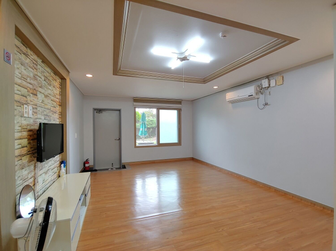 Others 5, Orumm Pension, Jeju