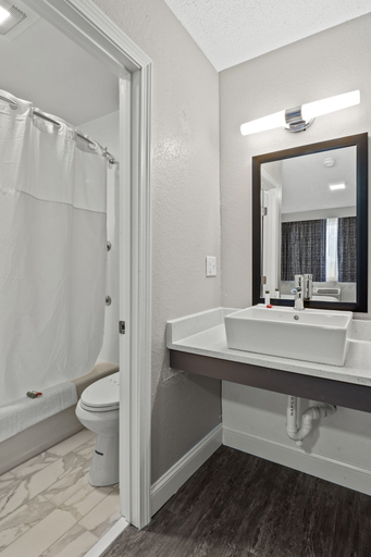 Bathroom 4, The Inn on Arsenal, Middlesex