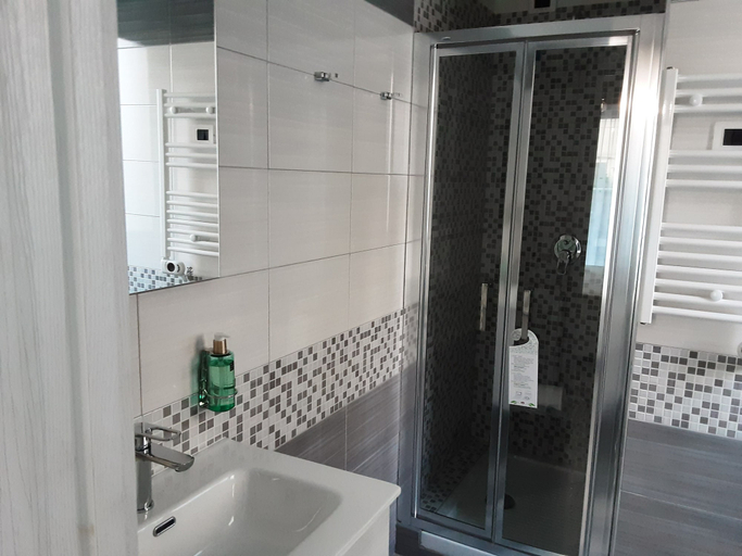 Bathroom 4, Hotel Calypso, Salerno