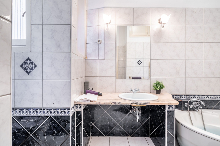 Bathroom 4, Huge Apartment in the city center, Budapesti