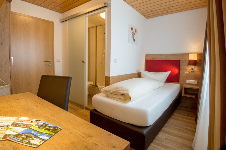 Bedroom 4, Wellnesshotel Sonnenhof & Sonnhalde, Waldshut
