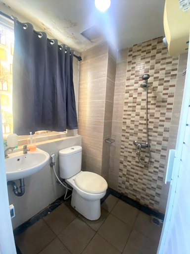 Bathroom 2, The Harvest Room by Student Castle Apartment, Sleman