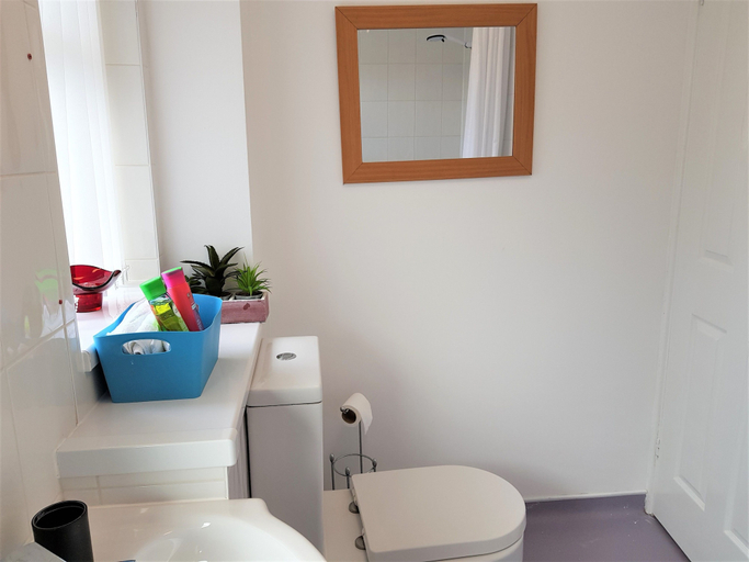 Bathroom, Penllech House - Huku Kwetu, Nottingham