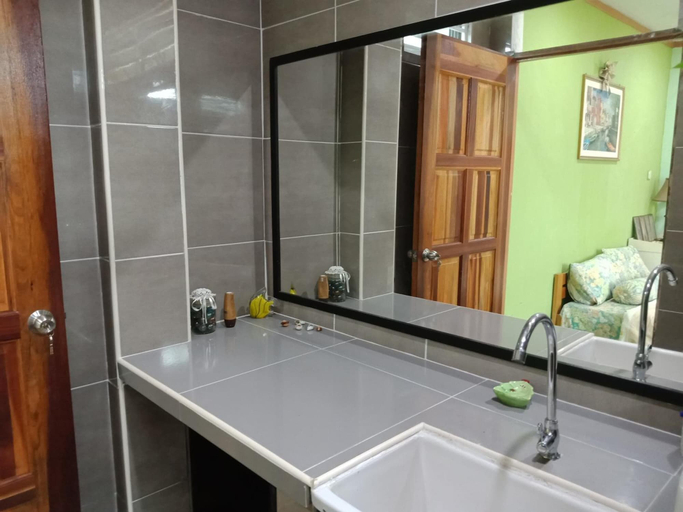 Bathroom 5, Jazepuri, Kuching