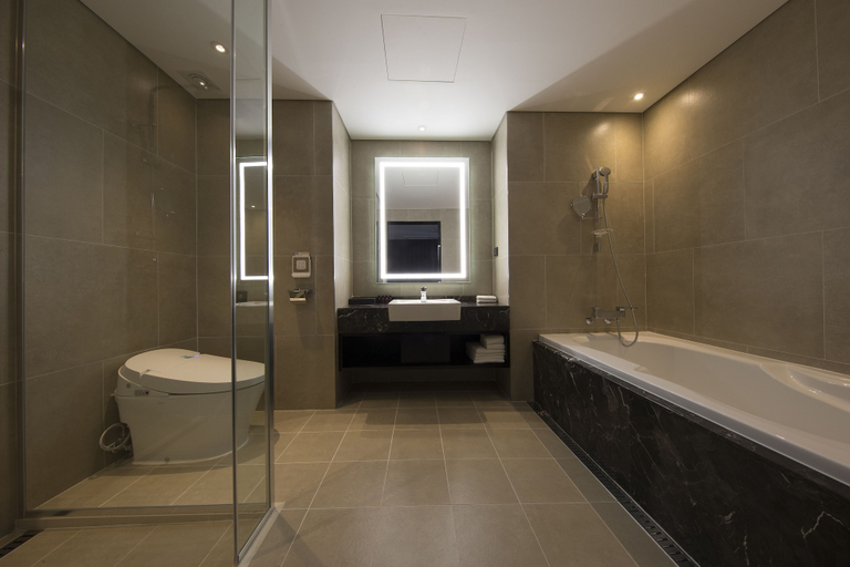 Bathroom 5, Ramada by Wyndham Daejeon, Yuseong