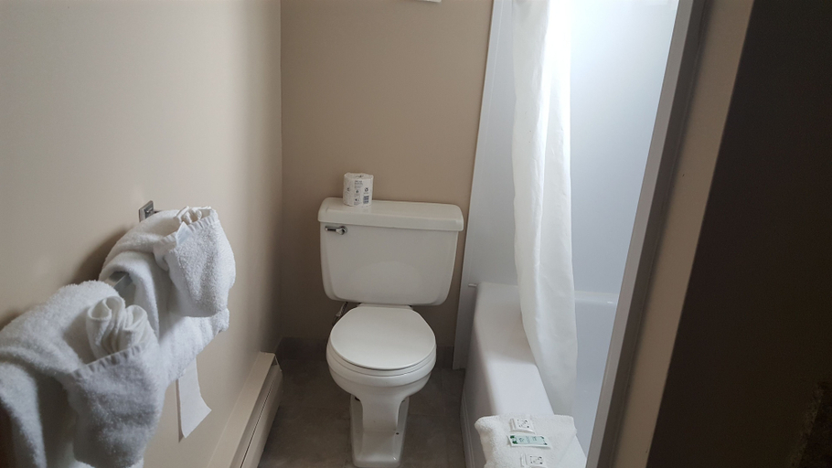 Bathroom 4, Sunrise Motel, Division No. 6