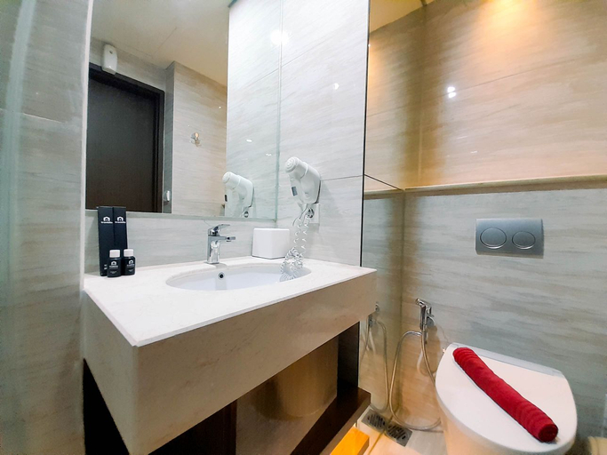 Bathroom 5, Cozy Studio Room at Uttara The Icon Apartment By Travelio, Sleman