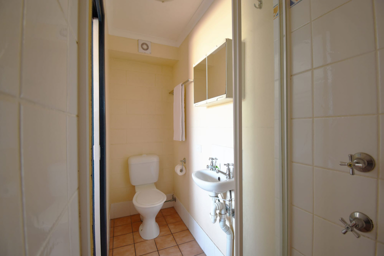 Bathroom 5, Caloundra Backpackers - Hostel, Caloundra - Caloundra S.
