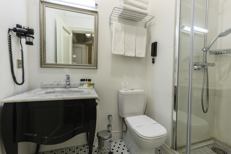 Bathroom 5, Meroddi Galata Mansion, Beyoğlu