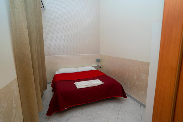 Bedroom 5, Flyresidence Garibaldi, Napoli
