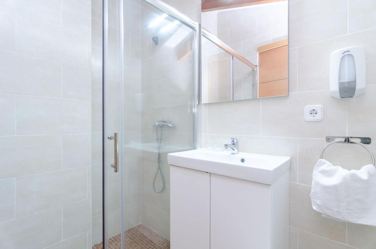 Bathroom 3, Embat alberg juvenil - Hostel, Baleares