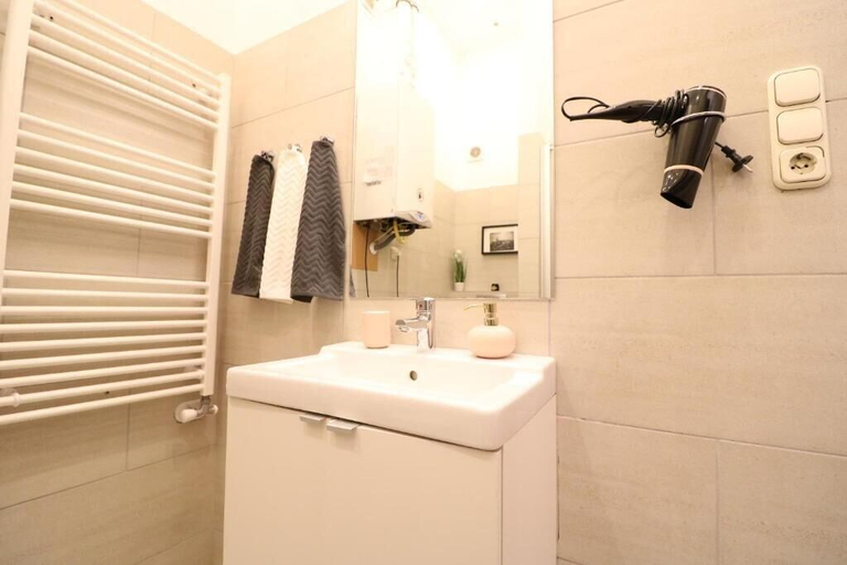 Bathroom 3, Real Apartments Wesselenyi 10, Budapesti