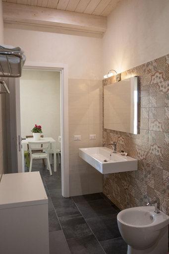 Bathroom 4, La Mela di Venere, Syracuse