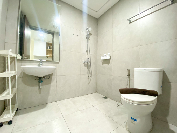 Bathroom 5, Cozy and Minimalist Studio at Pollux Chadstone Apartment By Travelio, Cikarang