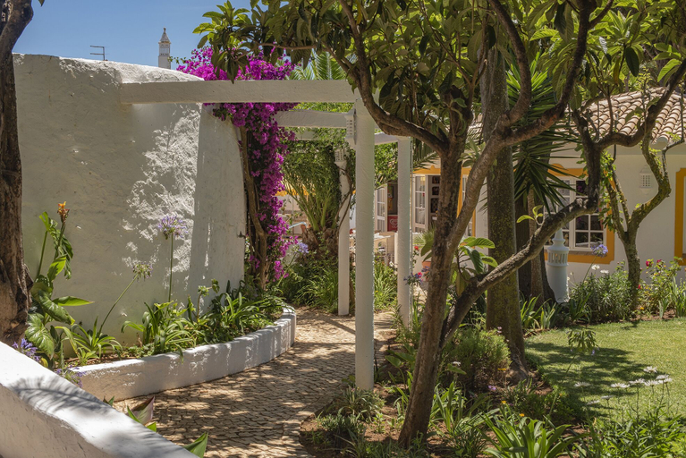 Exterior & Views, Apartment With Garden View in Luz, Lagos