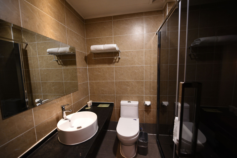 Bathroom, ibis-Xi’an Linyi Terracotta Warriors, Xi'an