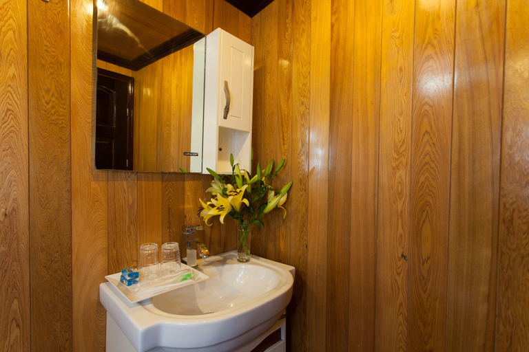 Bathroom 4, Golden Star Cruise, Hạ Long