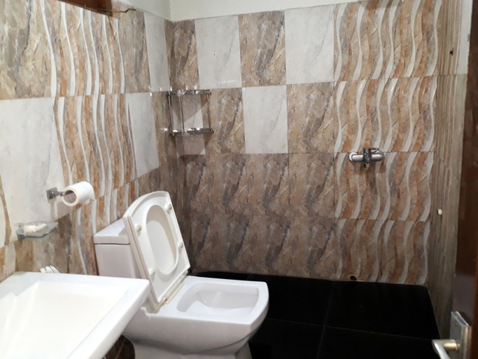 Bathroom 3, Unique View Hotel - Hostel, K.F.G. & G. Korale