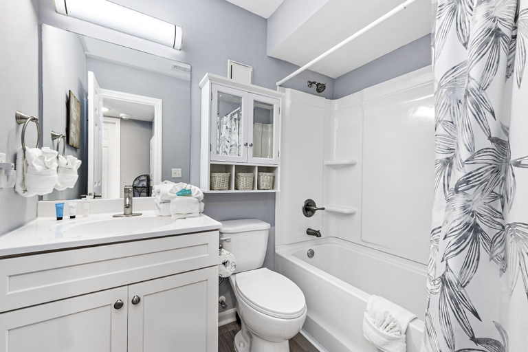 Bathroom, Plantation 4514, Baldwin