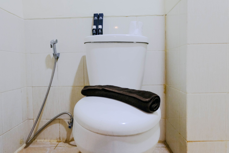 Bathroom 5, Good Deal Studio Room at Harvard Jatinangor Apartment By Travelio, Sumedang