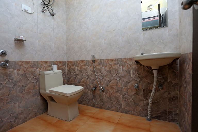 Bathroom 4, Hotel Airport Palace, Delhi