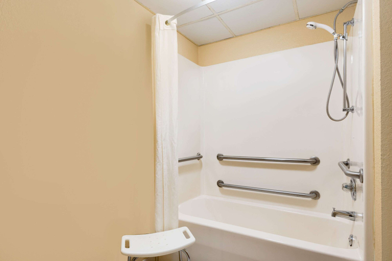Bathroom 4, Super 8 by Wyndham Iowa Falls, Hardin