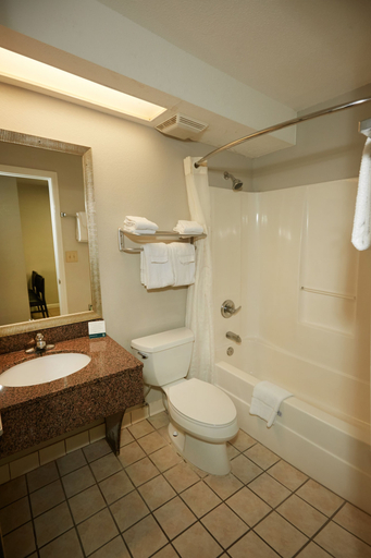 Bathroom 4, Quality Inn at Fort Gordon, Columbia