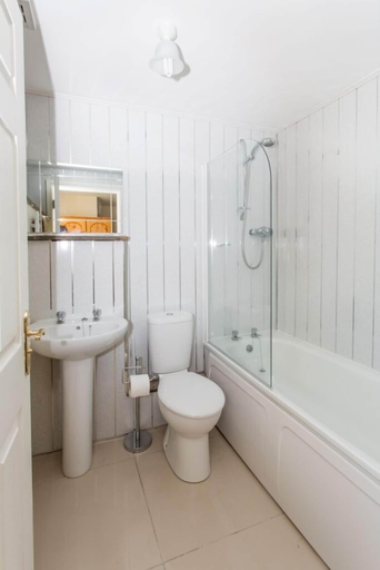 Bathroom 4, Merlin Cottages, Carmarthenshire