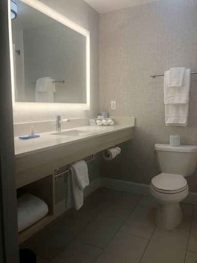 Bathroom 3, Holiday Inn Express FORT BRAGG by IHG, Mendocino