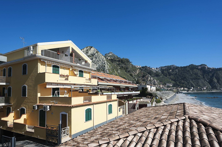 Exterior, Alyssa 1, Messina