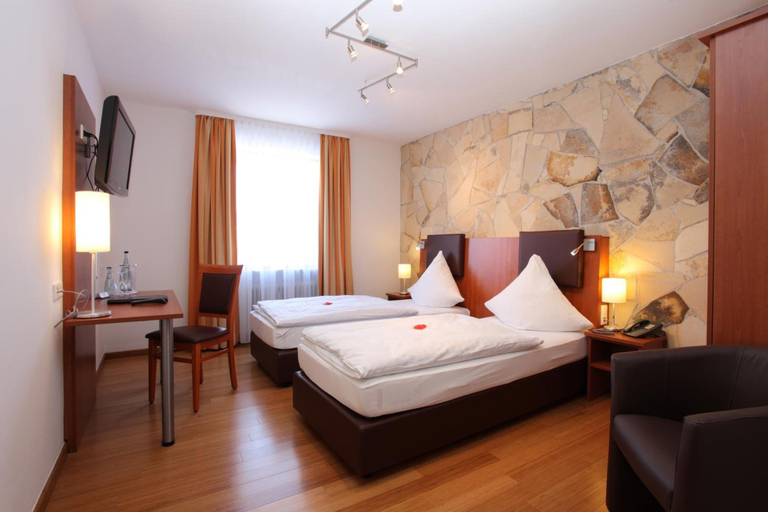 Bedroom 3, Hotel Silberhorn, Nürnberg