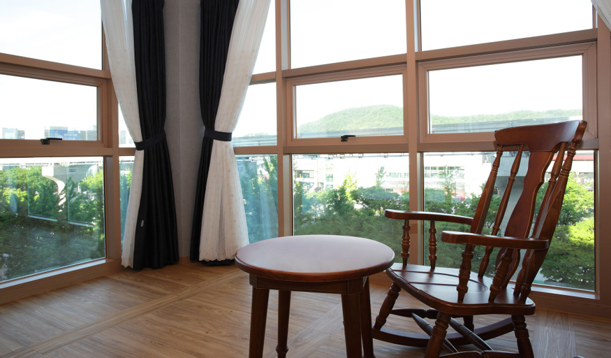 Ariana Hotel, Buk
