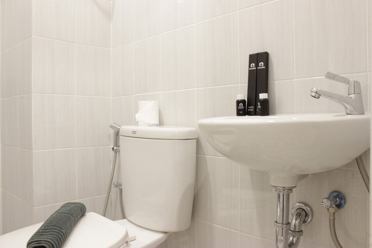 Bathroom 5, Zest Studio Semi Apartment at The Lodge Paskal near BINUS University, Bandung