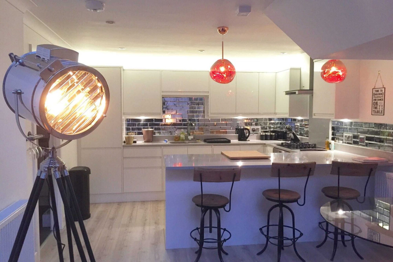 Food & Drinks 3, Spacious 1 Bedroom Split Level Old Pub Conversion Tower Bridge, London