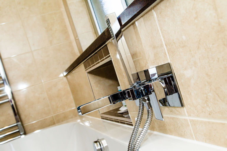 Bathroom 5, Rose and Crown Hotel, Wiltshire