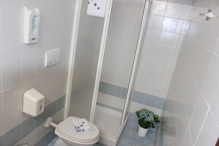 Bathroom 2, Hotel Nettuno, Pistoia