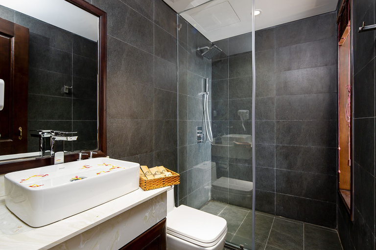 Bathroom 4, Palazzo Luxury Hotel, Da Nang