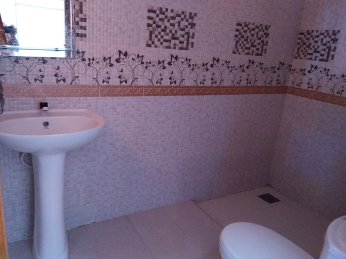 Bathroom 4, Star Hotel Arugambay, Pothuvil