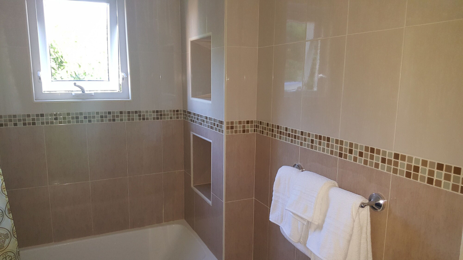 Bathroom 4, Executive Suites - Palms of Ottawa