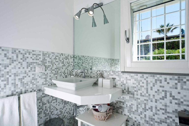 Bathroom 4, Casa Blu, Syracuse