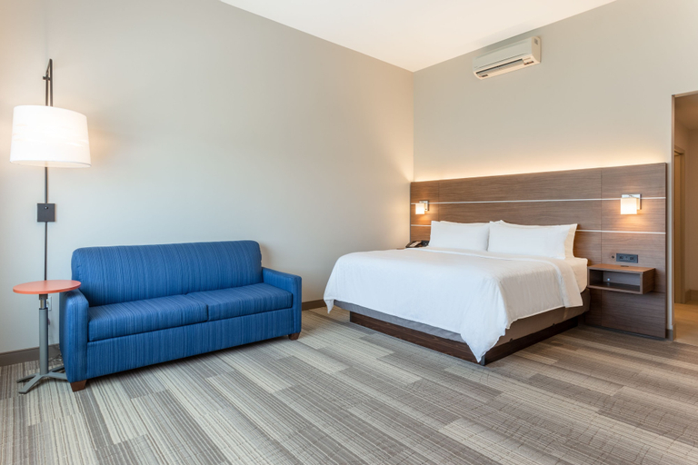 Bedroom 5, Holiday Inn Express & Suites SPRINGFIELD NORTH by IHG, Greene