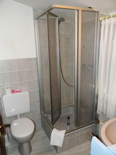 Bathroom 5, Hotel Hellwege, Stade