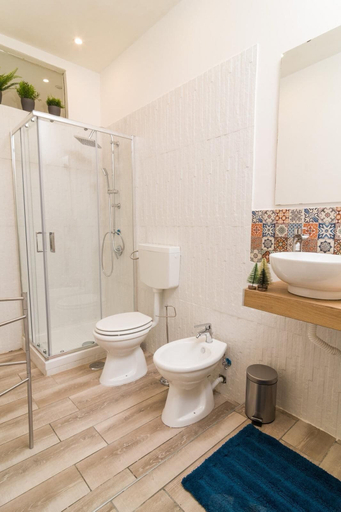Bathroom 5, Giù Al Centro, Napoli