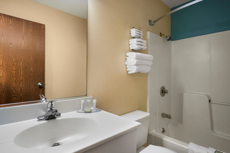 Bathroom 4, Super 8 by Wyndham Peoria East, Tazewell