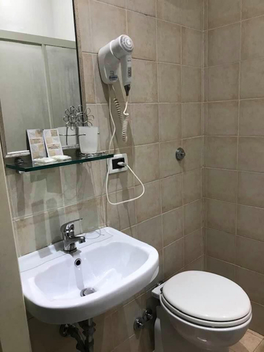 Bathroom 5, Les Artes, Rome