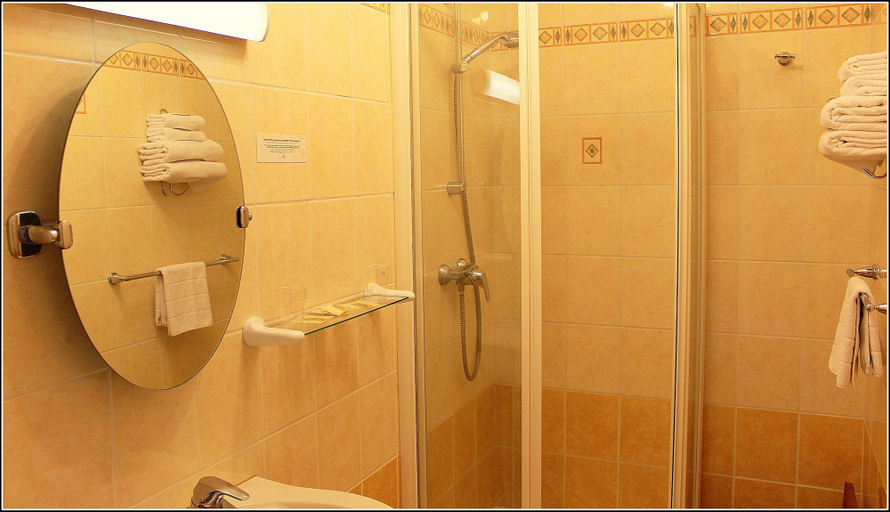 Bathroom 4, Le Bourgogne, Saône-et-Loire