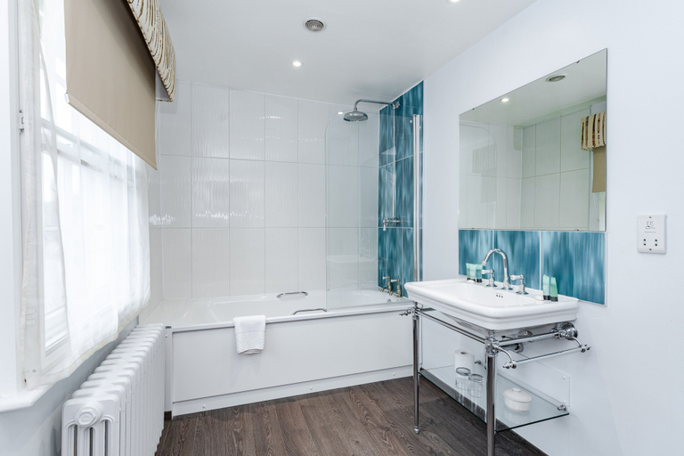 Bathroom 3, Villiers Hotel, Buckinghamshire