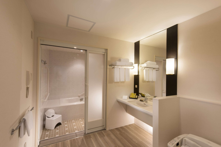 Bathroom 5, DoubleTree by Hilton Naha Shuri Castle, Naha