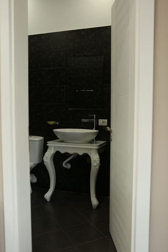 Bathroom 3, Hotel Holiday, Malësi e Madhe